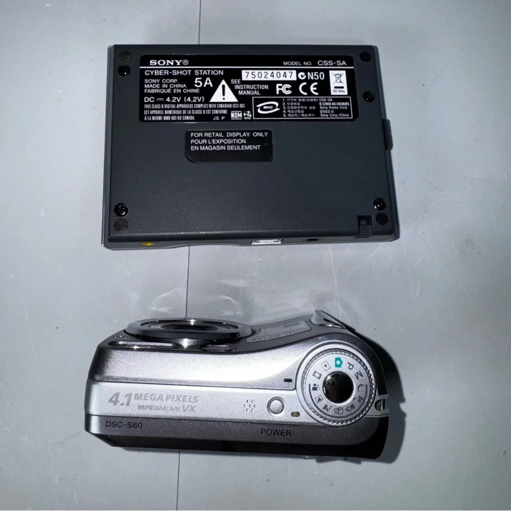 Sony CyberShot DSC-S60 4.1MP Digital Camera‎ w/ Base Docking Station
